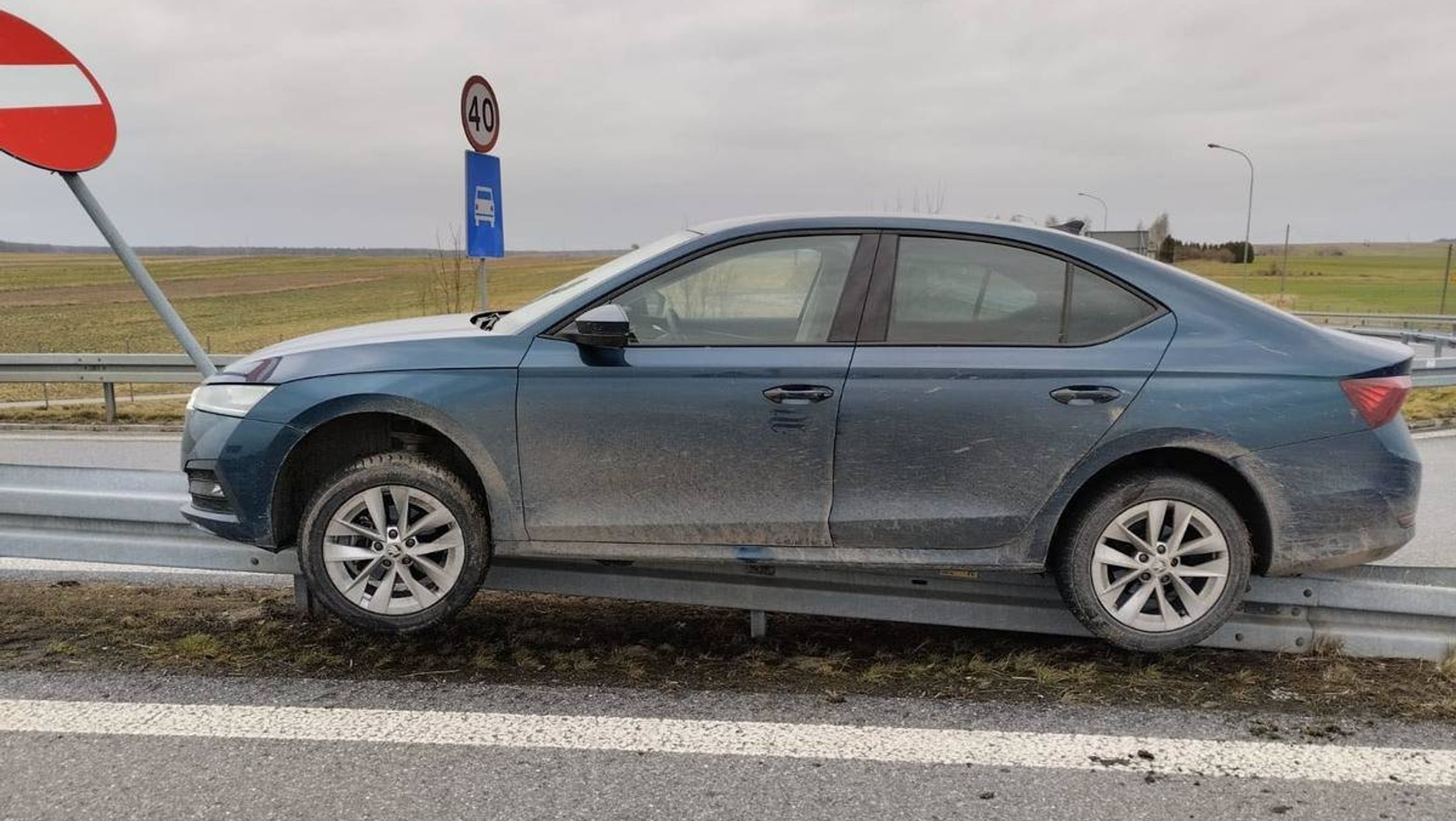 Skoda zawisła na barierce. To był dopiero początek