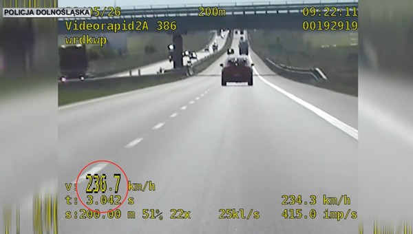Niemiecki kierowca jechał 236 km na godz. po S8