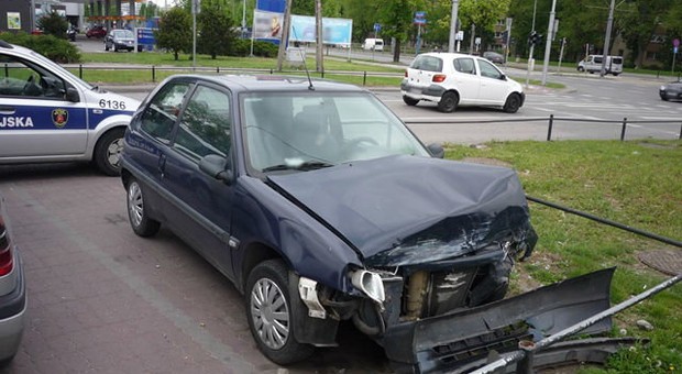 Zajmują miejsca parkingowe nawet latami. Wyjaśniamy, gdzie zgłosić obecność porzuconego pojazdu
