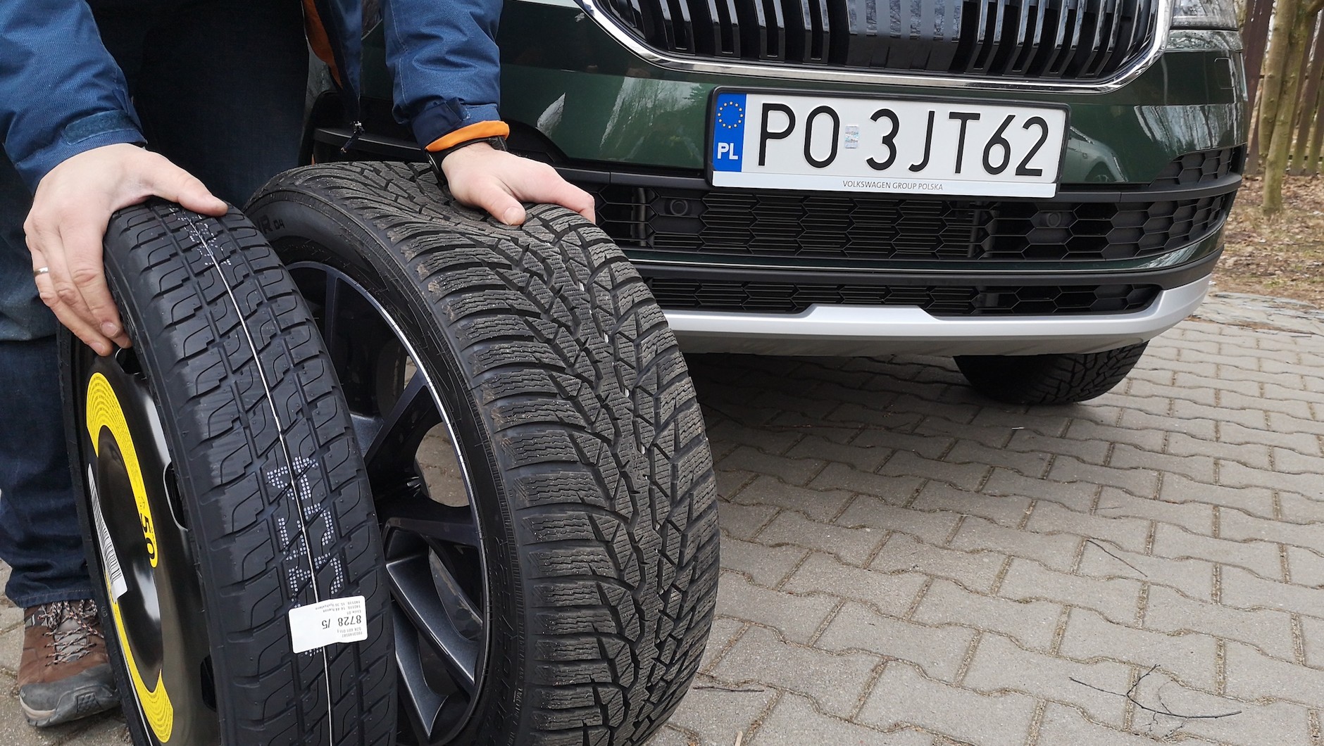 Dojazdówka ma mniejszą szerokość i mniejszą średnicę niż normalne koło