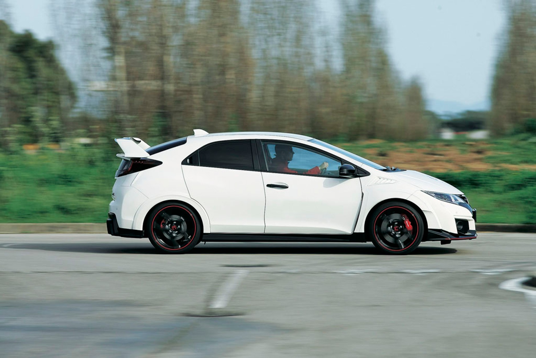 Honda Civic Type R kontra Ford Focus RS - który hot-hatch jest lepszy na torze?