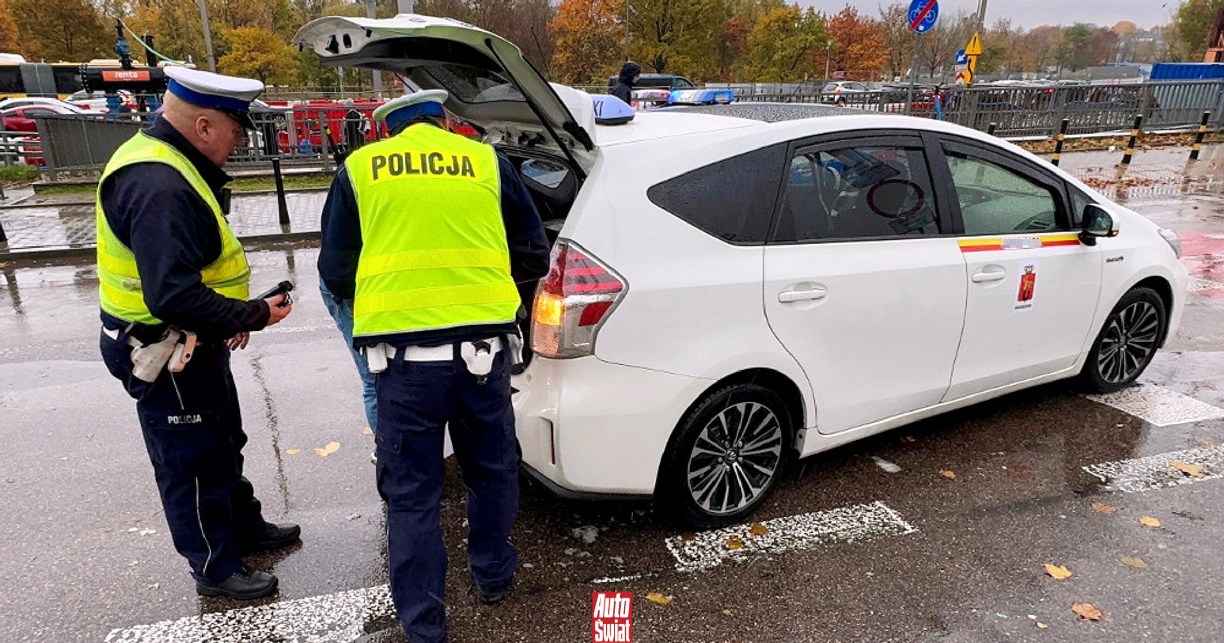Cyrk w Poznaniu. Pasażerka taksówki udawała policjantkę, żeby zdążyć na pociąg [WIDEO]