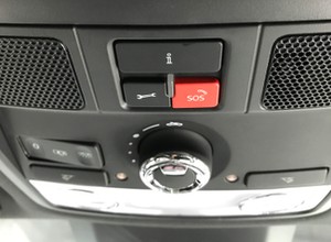 Auto z salonu samochodowego wezwało służby do wypadku