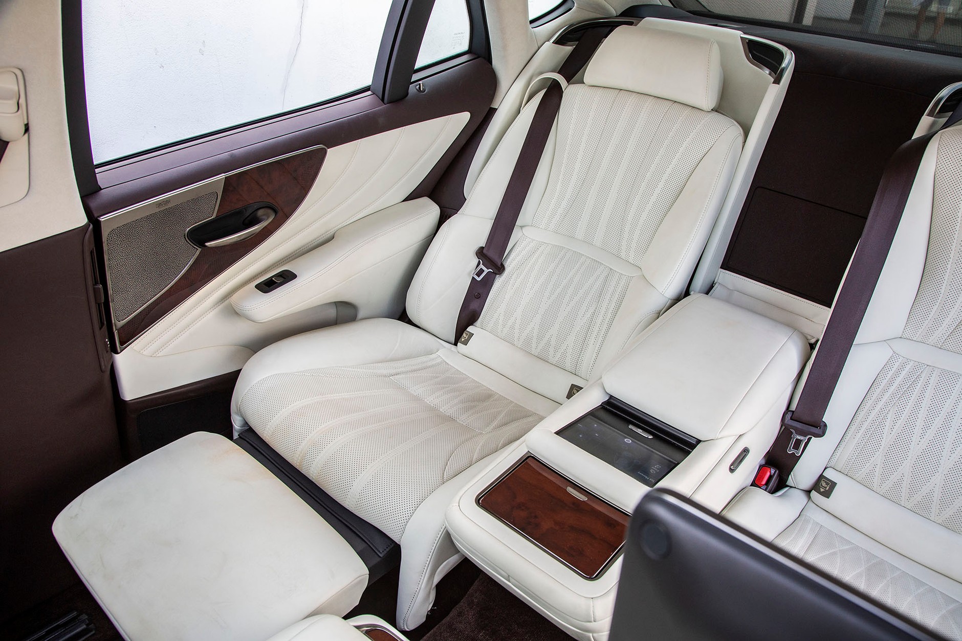 Lexus LS500h - jeździć czy być wożonym?