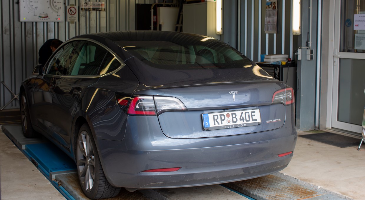 Najnowszy ranking TÜV aut elektrycznych: Tesla i Dacia to porażka, ale nie zgadniesz, kto wygrywa