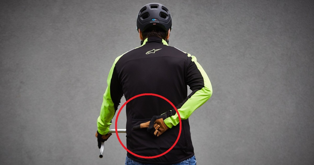 Ten gest rowerzystów jest szczególnie cenną informacją dla kierowców (fot. Skoda, welovecycling.com)