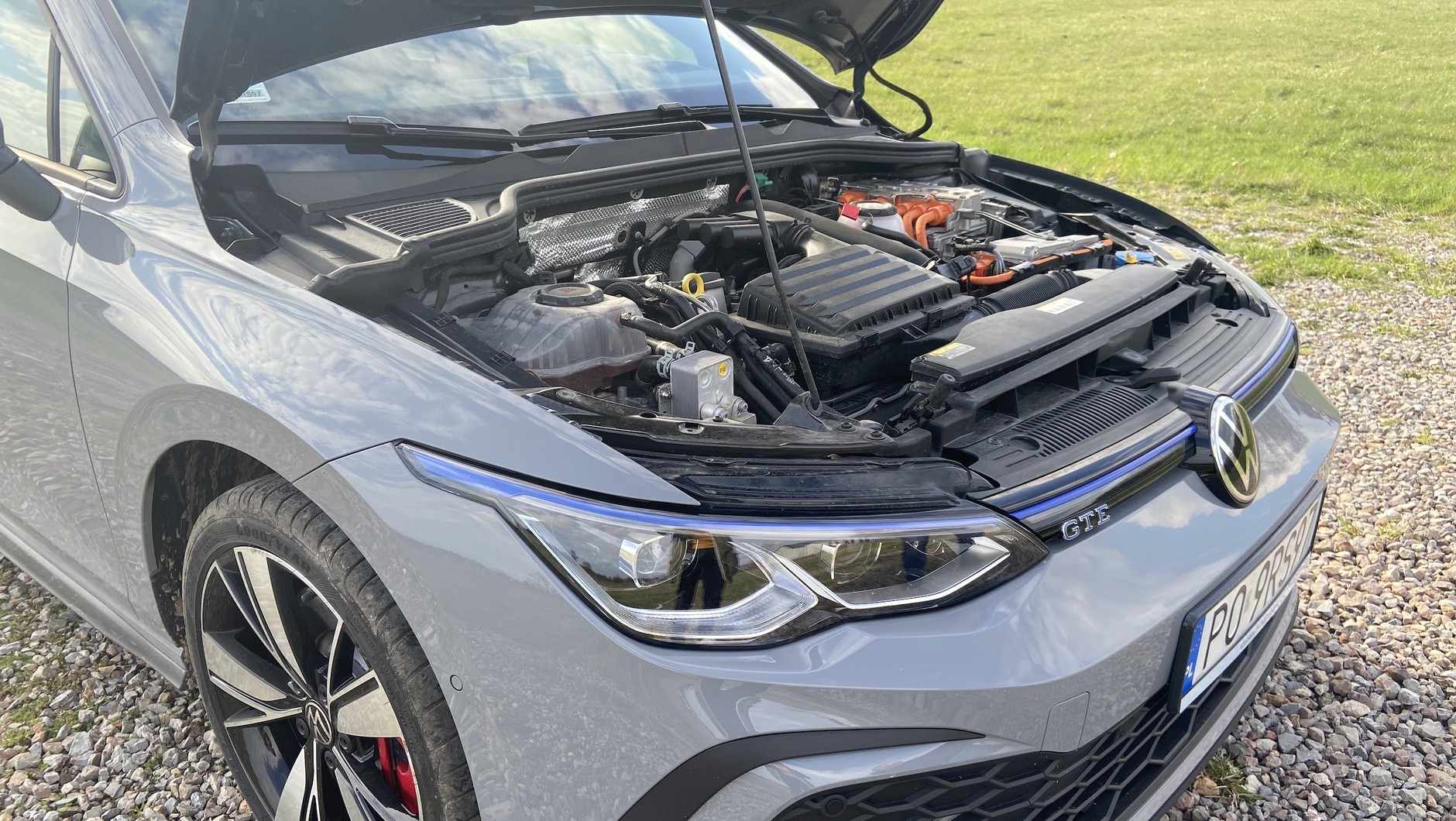 Ceny konkurencyjnego Golfa GTE (hybryda plug-in z mocą systemową 245 KM) zaczynają się od 185 090 zł.