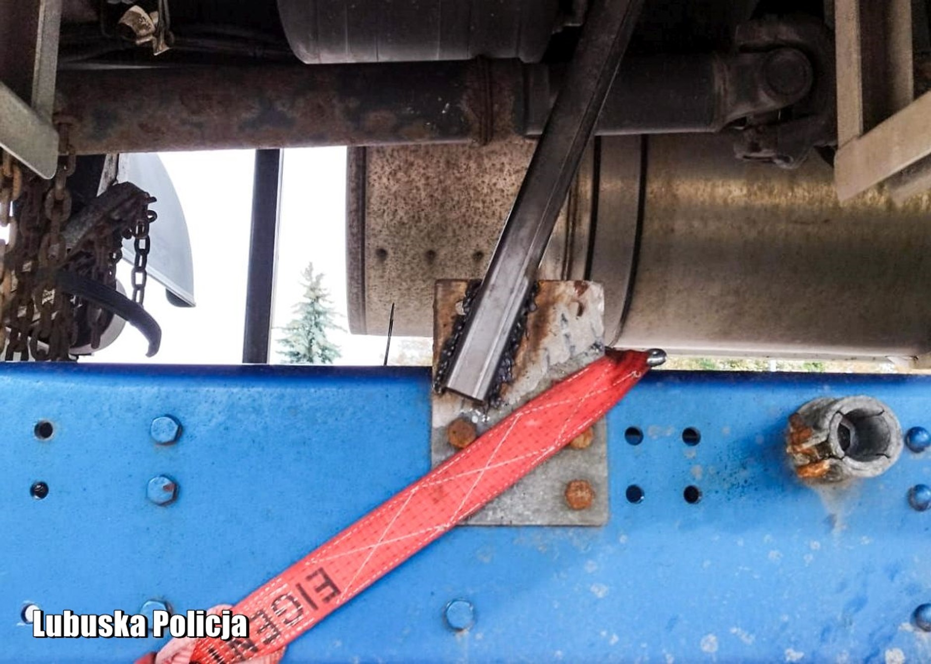 Ciężarówka przewoziła drugą ciężarówkę. Sporo wykroczeń