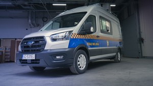 Ten Ford Transit kosztował prawie milion złotych. Ma nawet wysuwany maszt z kamerą
