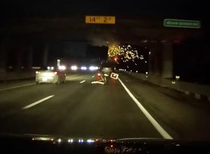 Kierowca lawety się przeliczył. Właściciel tego Jeepa nie będzie zachwycony [WIDEO]