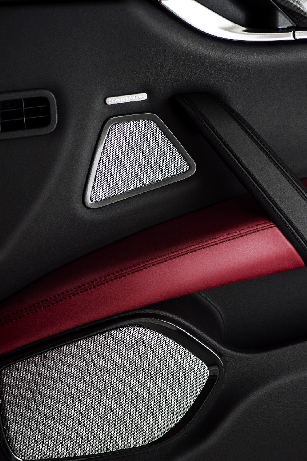 W drzwiach Maserati zmieszczono głośniki wysokotonowe z aluminiowymi kopułkami.