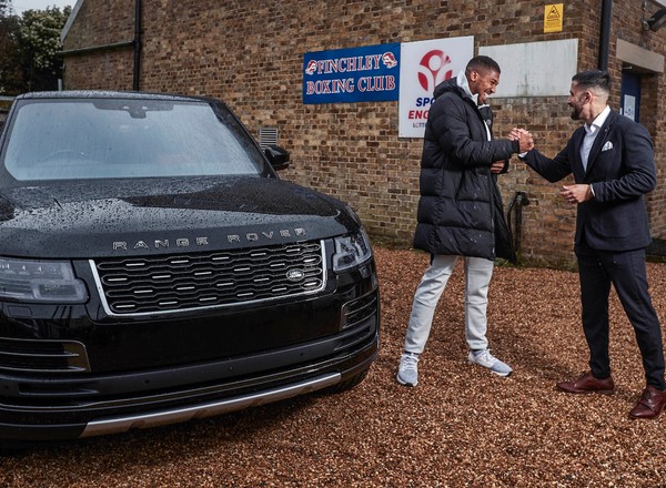 Mistrz wagi ciężkiej Anthony Joshua odebrał wyjątkowego Range Rovera