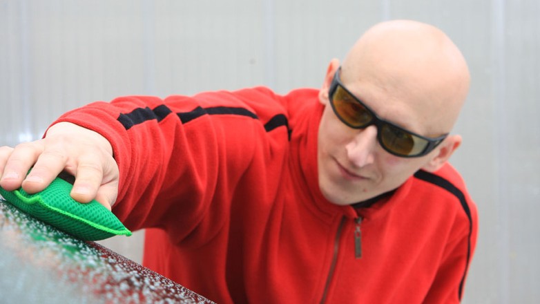 Oporne i niebezpieczne - zobacz jak skutecznie usunąć z lakieru smołę oraz owady