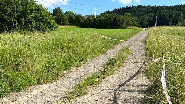 Niebezpieczne znalezisko na drodze szutrowej pod Nowym Sączem