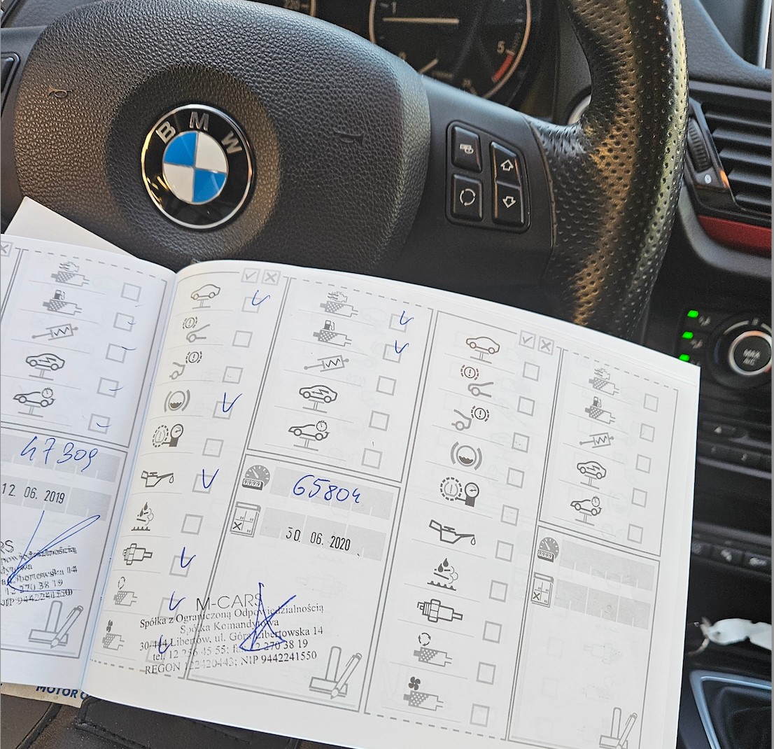 Książka serwisowa jest, ale wpisy kończą się w połowie aktualnego przebiegu. 