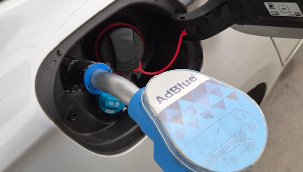 W wielu modelach aut wlew AdBlue znajduje się tuż przy wlewie oleju napędowego – wystarczy chwila nieuwagi...