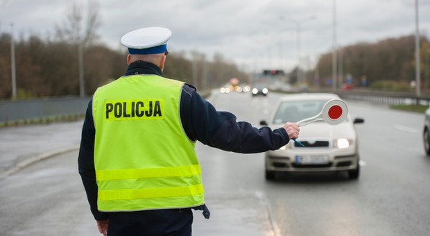 Policjanci zaglądają w te dwa miejsca samochodu i wystawiają mandaty do 3 tys. zł