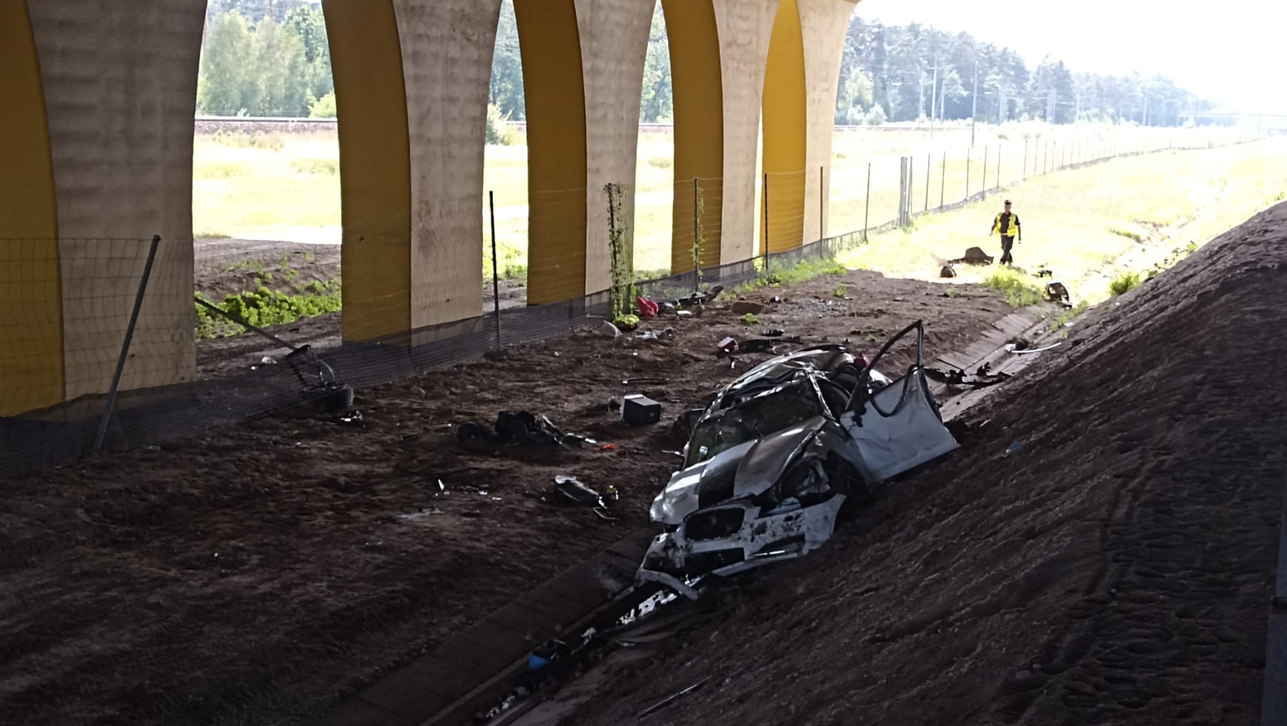 Auto wkrótce wyciągnięto na drogę asfaltową