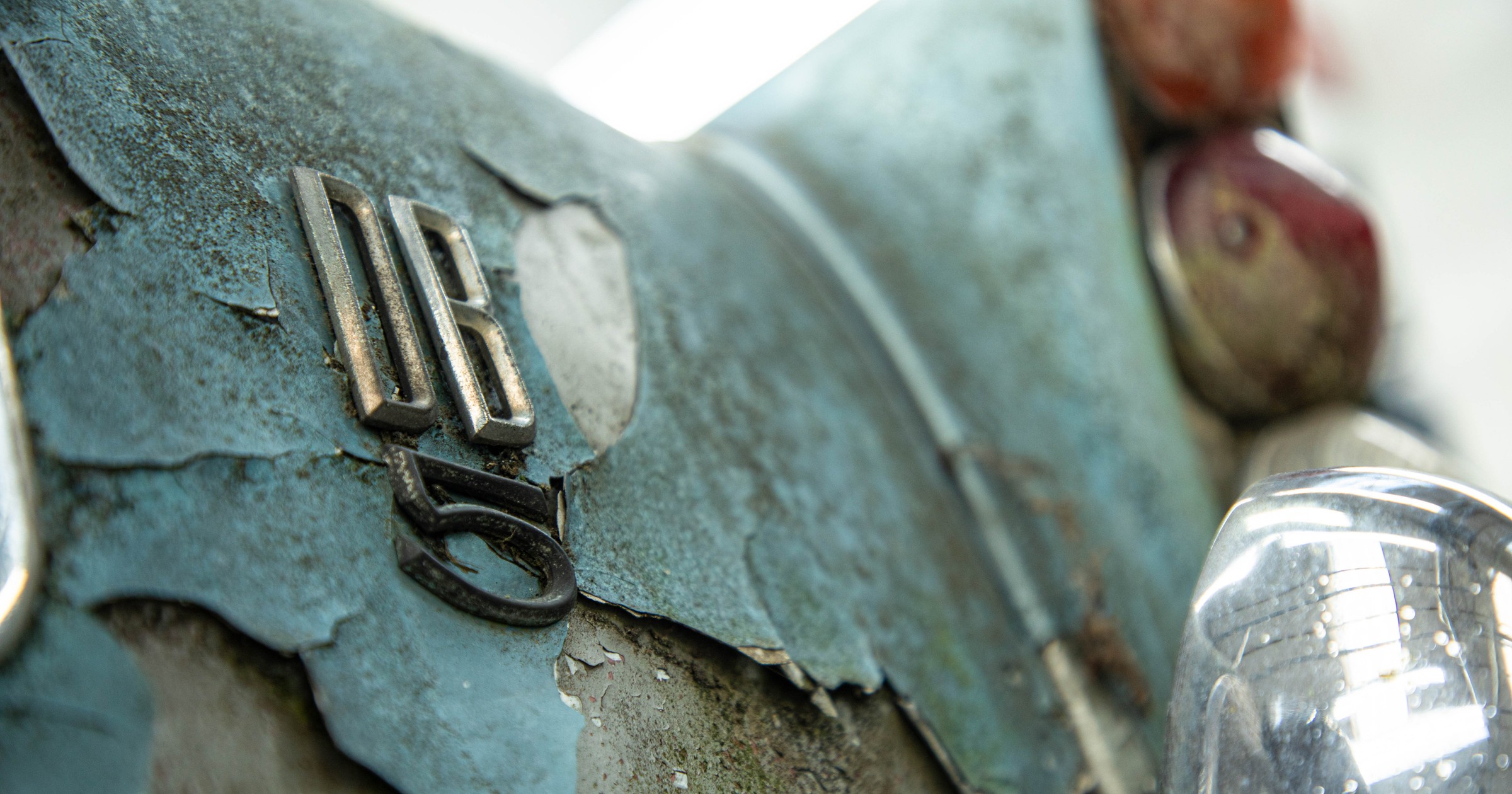 Aston Martin DB5 Vantage z 1965 r. wyremontowany po 45-letnim postoju na dworze