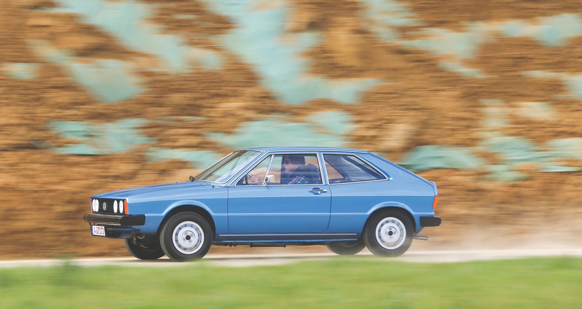 W 1974 r. zadebiutowało Scirocco, które technicznie było pokrewne z Golfem pierwszej serii. Dwa lata później paletę powiększono o odmianę GTI. Do końca 1977 r. auto miało chromowane zderzaki i lusterka.