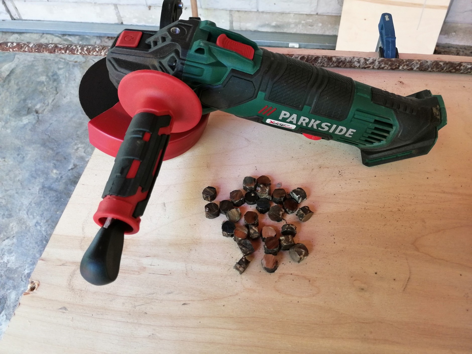 Urobek osiągalny na jednym ładowaniu baterii za pomocą dobrej tarczy: 27 plasterków pręta zbrojeniowego.  To niewiele, a i tak udało się tylko raz...