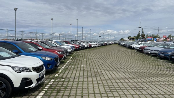 Salon sprzedaży samochodów używanych AAA Auto w czeskiej Pradze w dzielnicy Dolni Chabry