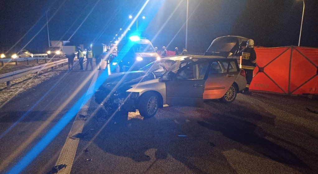 Dwoje pieszych próbowało przebiec przez drogę ekspresową S8. Obie osoby wpadły pod jadące Renault i poniosły śmierć na miejscu