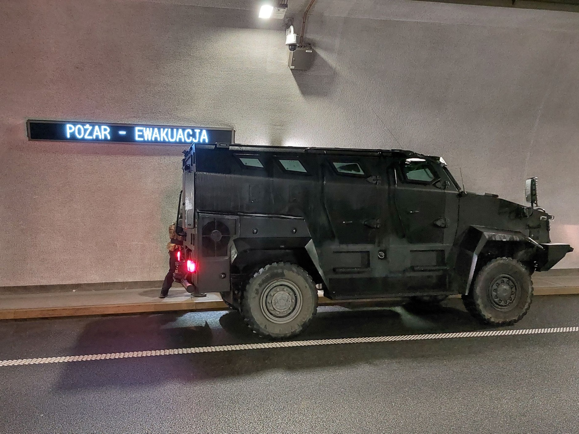 Opancerzony pojazd w tunelu pod Luboniem Małym