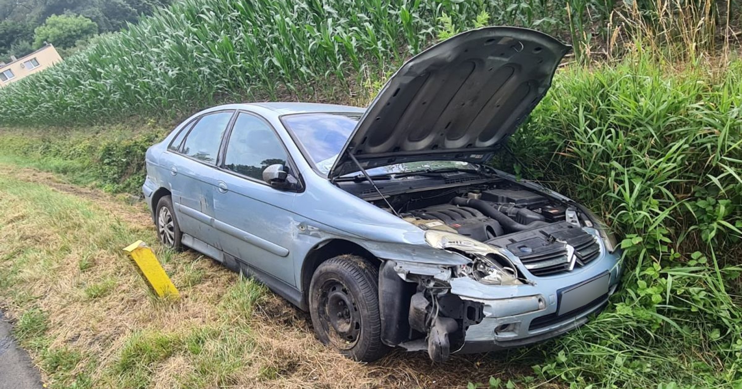 Zniszczył bariery i zakończył jazdę w rowie. Powód był oczywisty