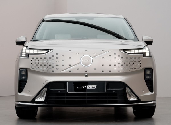 Volvo EM90 to pierwszy minivan tej firmy i największa sensacja 2023 r.