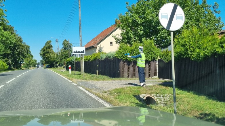 Manekin ustawiony przy drodze krajowej nr 45 pod Kluczborkiem