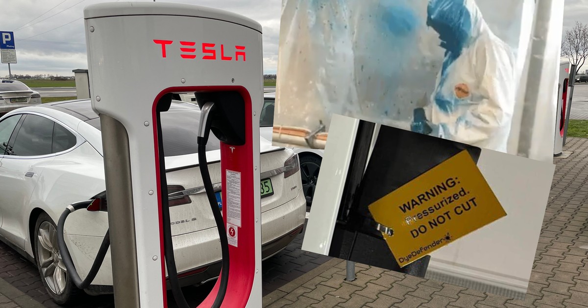 Tesla testuje kable w osłonce wypełnionej barwnikiem