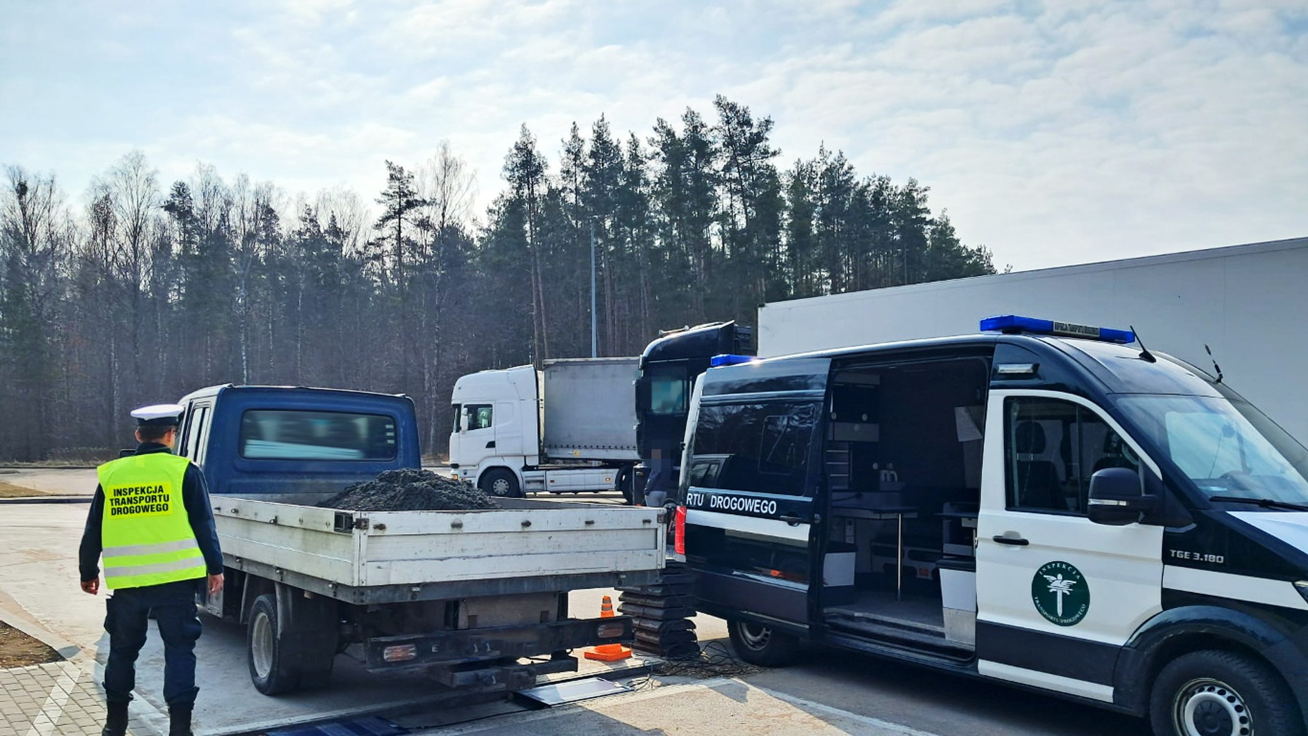 Pojazd z ładunkiem w punkcie kontroli inspektorów podlaskiej Inspekcji Transportu Drogowego