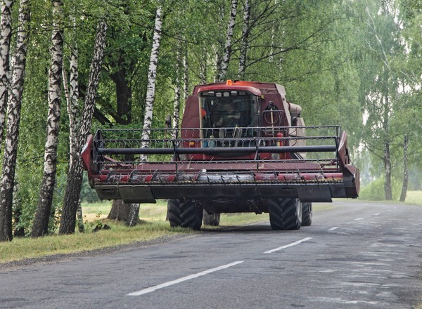 Uszkodził samochód kombajnem, po czym wykupił OC. Udało mu się uniknąć kary