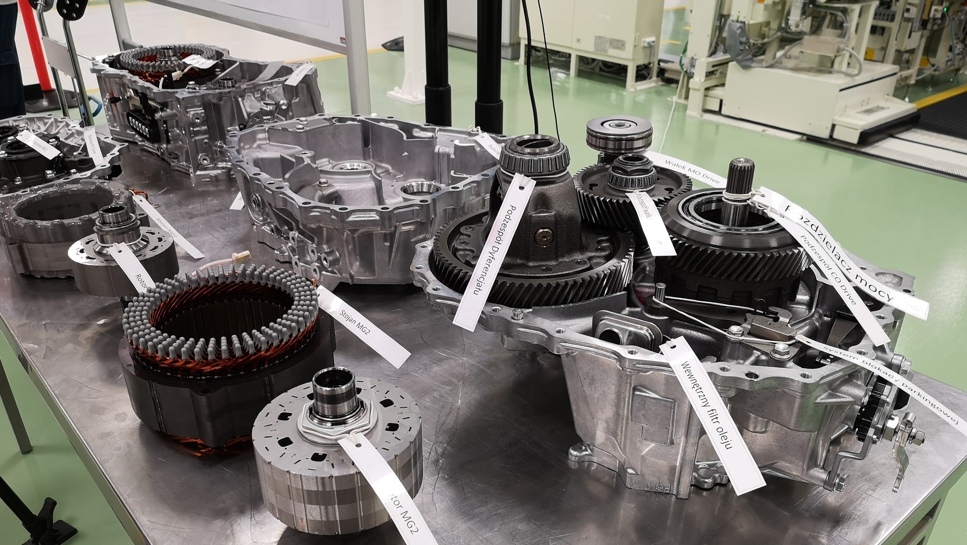 Toyota Motor Manufacturing Poland - zakład w Wałbrzychu. Oto mechaniczne komponenty przekładni. Większość podzespołów jest importowana z Japonii. Docelowo będą zastąpione polską produkcją u kooperantów