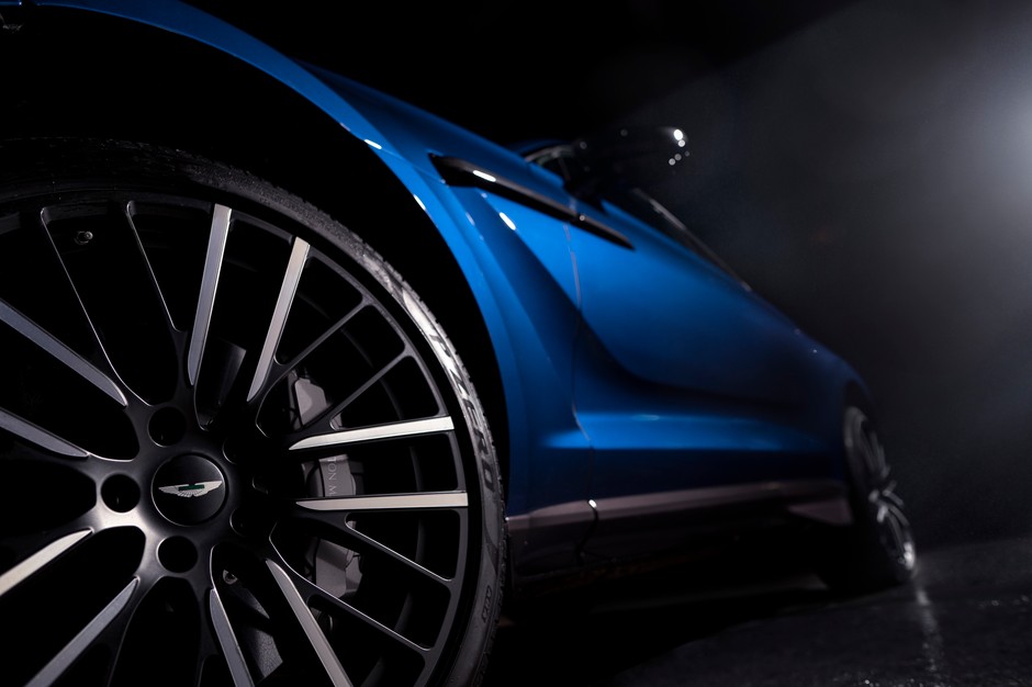 Aston Martin DBX707