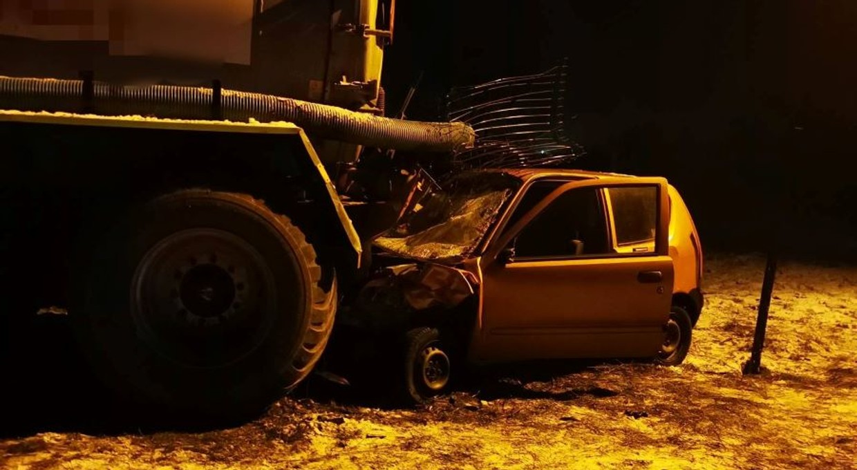 Fiatem Seicento w beczkowóz. Kierowca małym autem zniszczył wielki pojazd