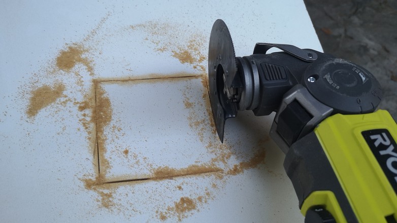 Tego typu narzędziem można wyciąć otwór np. w płycie desce bez konieczności wstępnego wiercenia dziury potrzebnej o wprowadzenia ostrza