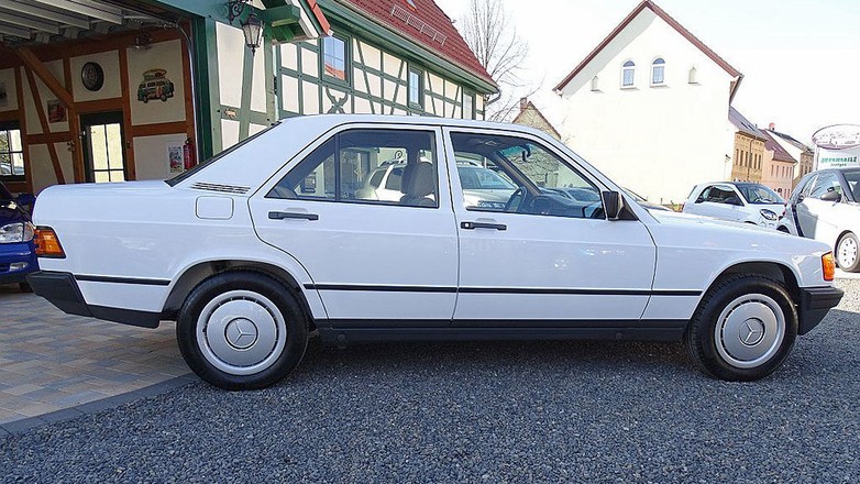 Mercedes 190 2.0 z przebiegiem 8600 km (26 950 euro).