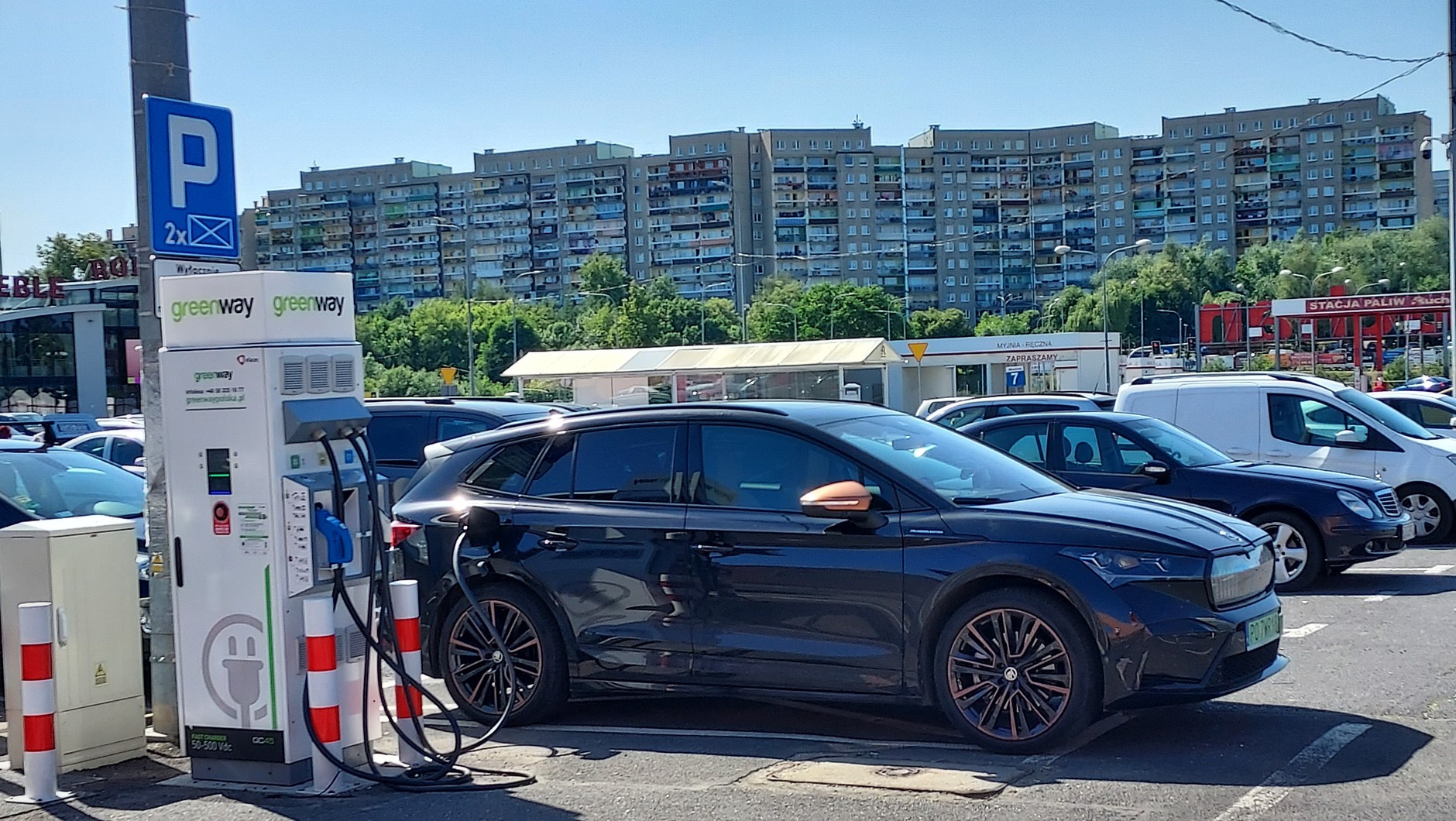 Jeszcze zanim dotarliśmy do Karpacza, musieliśmy uzupełnić zapas energii — tym razem w Wałbrzychu. Pokonanie 236 km zajęło nam ponad 2,5 godziny i dzięki ograniczeniu prędkości (średnia 91 km/h) średnie zużycie energii spadło do 18,8 kWh/100 km.