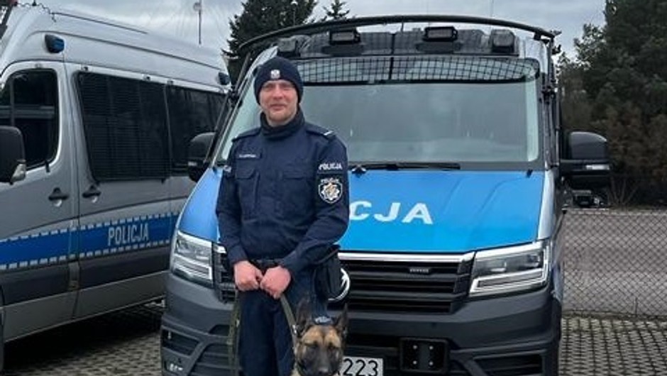 Policjant ratuje poszkodowanych w wypadku drogowym