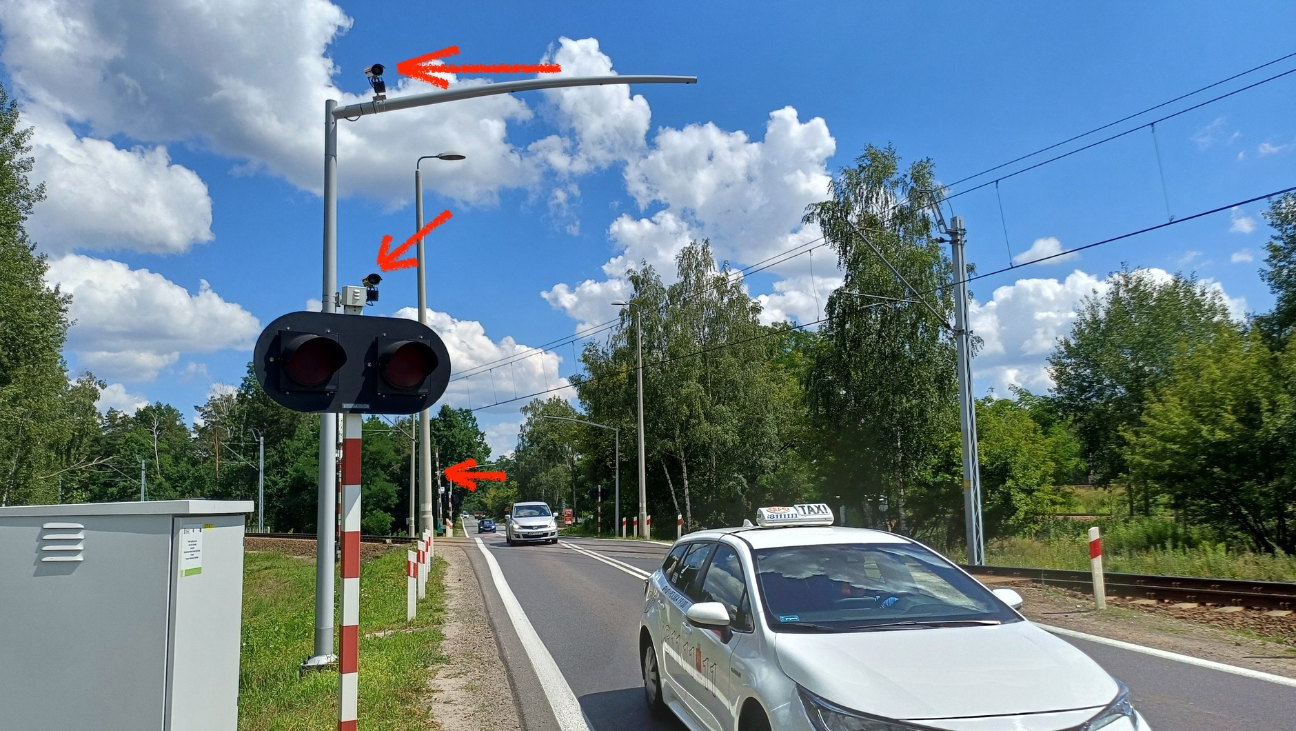 Kamery nie są ukryte, ale nikt nie zwraca na nie uwagi w gąszczu innych urządzeń
