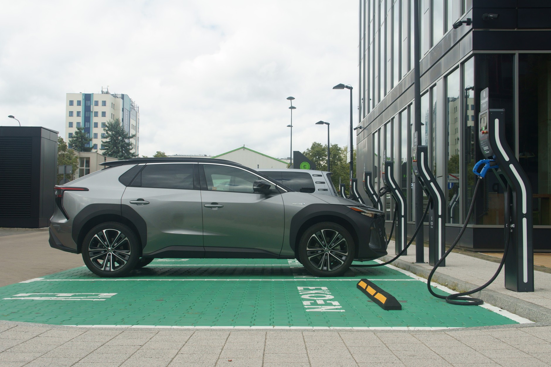 Pokazowe szybkie ładowanie Toyoty bZ4X na stacji w Warszawie