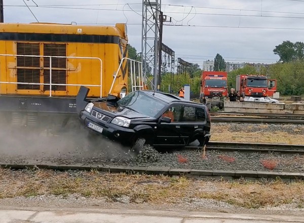 Widziałem SUV-a miażdżonego przez lokomotywę. W tej konfrontacji nie miał najmniejszych szans [WIDEO]