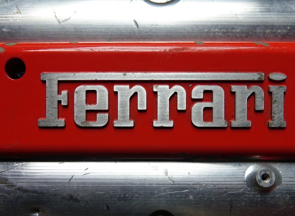Ferrari idzie wbrew trendom – pozostawia w ofercie kultowe V12