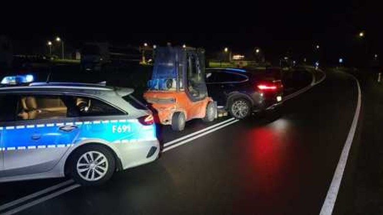 Wiózł samochód wózkiem widłowym. Grożą mu trzy lata więzienia