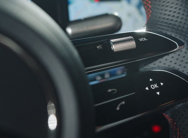 Mercedes porzuca sensory dotykowe i przeprasza się z przyciskami. Producent przyznaje, że czasem "są lepsze"