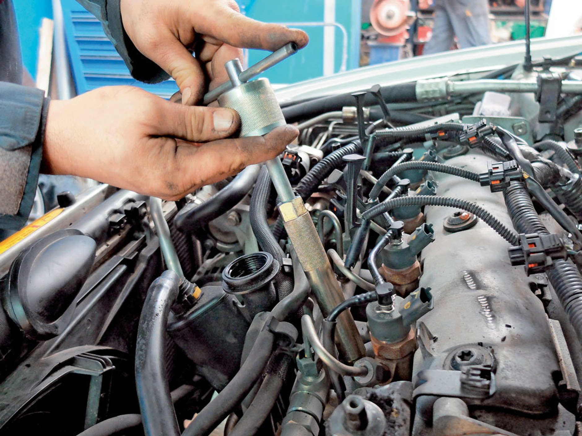 Narzędzia pomogą usunąć ukręconą świecę żarową