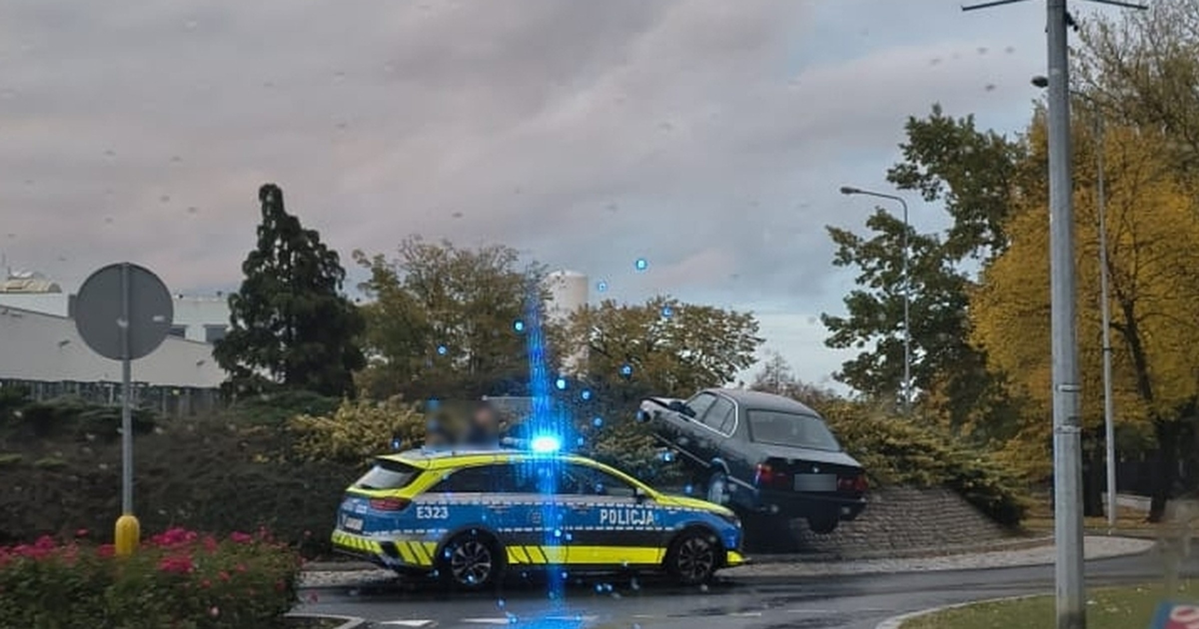 BMW serii 5 "zaparkowane" na Rondzie Gedii w Nowej Soli