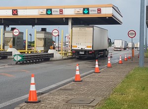 Płatności e-Toll: kierowcy samochodów osobowych wolą płacić przy kasie...